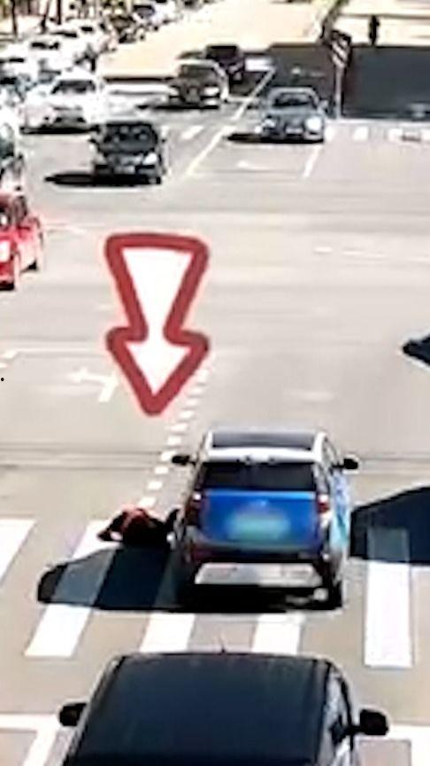 国产小车视频女生素材,青春女生演绎时尚出行新风尚