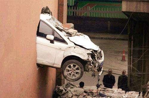 国产车奇葩车祸视频真实,网友直呼不可思议！